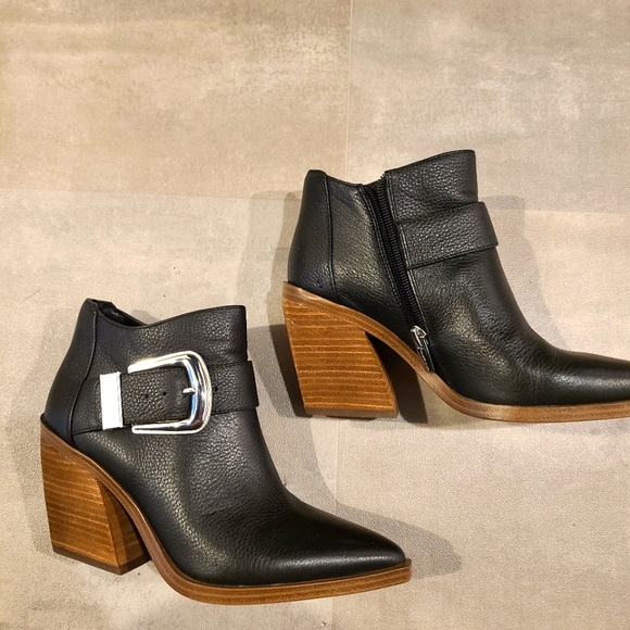 BN Vince Camuto booties - Picture 1 of 4